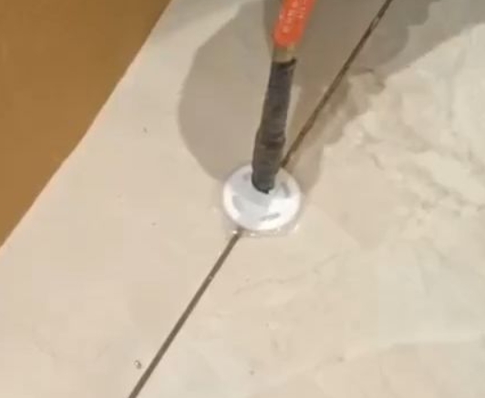 怀来瓷砖空鼓维修公司专业解答瓷砖在铺贴过程中，如果没有涂抹均匀到位的粘结材料（如水泥砂浆或瓷砖胶），可能会导致以下问题