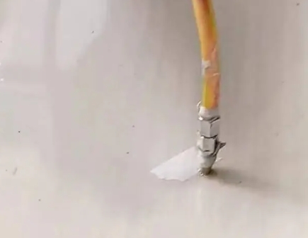 怀来瓷砖空鼓维修公司专业解答在瓷砖铺贴过程中，如果使用的砂料过粗（如全部使用了粗砂），可能会导致以下问题